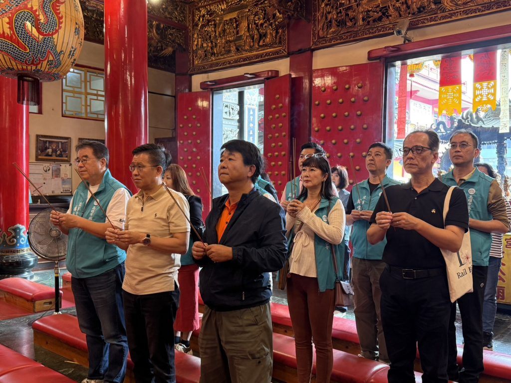 前往天公廟拜拜祈福旅展順利114.11.19