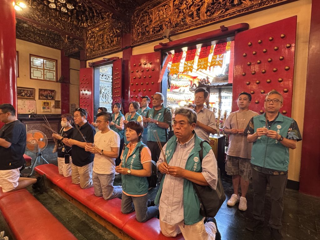 前往天公廟祈福旅展順利115.05.07